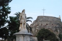 bff_Corfu-Statue+Kreuz.jpg